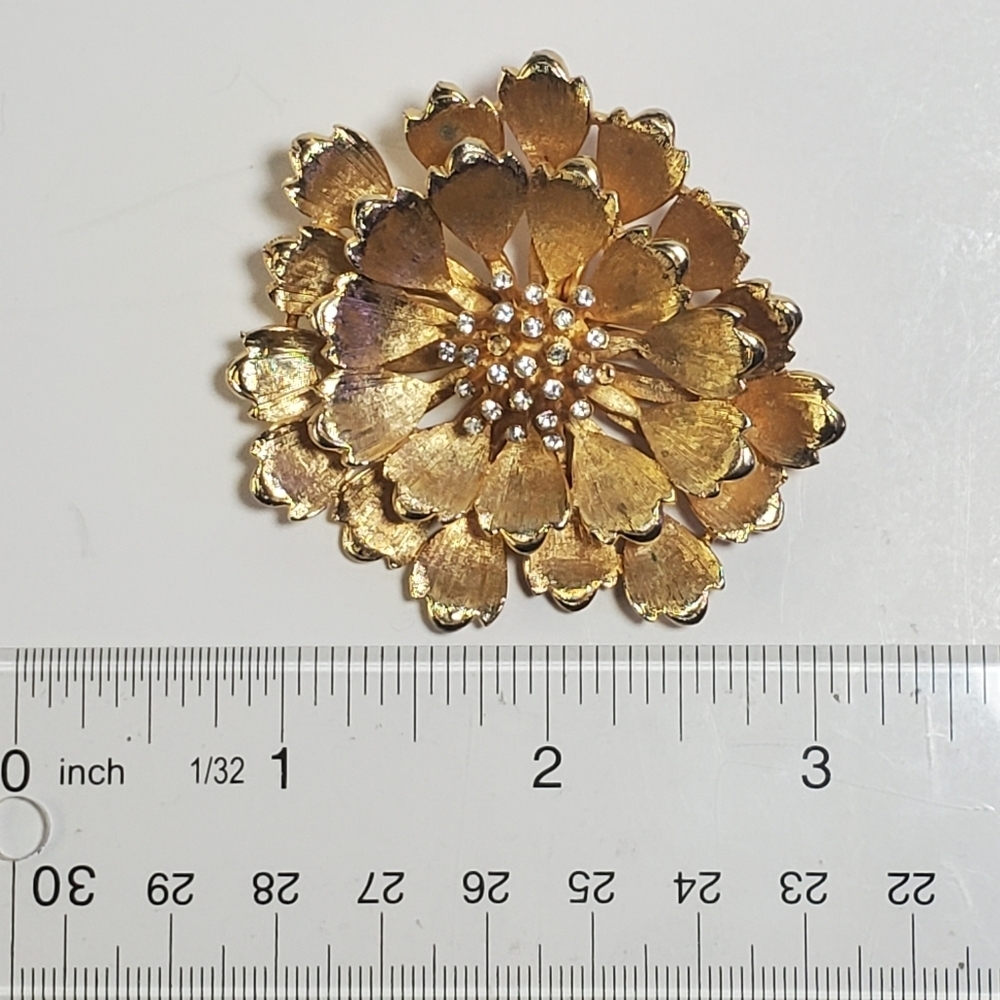 Vintage brooch large gold tone flower with clear Rhinestones - Picture 4 of 4